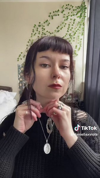 Building a Grunge Outfit | 90s Fashion Inspiration