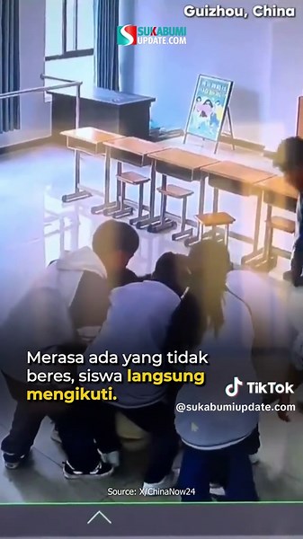 Sebuah momen mengharukan terjadi di salah satu sekolah di Guizhou, China, saat sejumlah siswa dengan sigap membantu guru mereka yang hampir kehilangan kesadaran di tengah kegiatan belajar mengajar. Peristiwa tersebut terekam dalam video yang diunggah oleh akun X ChinaNow24 pada 18 April 2026 dan kemudian viral di media sosial. Dalam rekaman itu, sang guru tampak tetap berusaha melanjutkan pelajaran meski kondisi fisiknya terlihat menurun. Tak lama kemudian, guru tersebut memilih keluar dari ruan