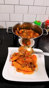 Two Way Matoke Recipe All you need for a tasty Matoke is: • Cooking oil • White onions • Garlic & ginger paste • Coriander stems • Tomatoes @royco_ke : • Royco Paprika • Royco Black Pepper • Royco Garlic Powder • Royco Beef Seasoning Cube • Royco Chilli Cube • Royco Beef Mchuzi Mix • 1 tsp sugar • 1 kg beef • Peeled unripe bananas (matoke) • Salt (to taste) • Fresh coriander Peanut option: This version has no meat. Follow the same process, but add diced carrots after the onions then add 1 tables