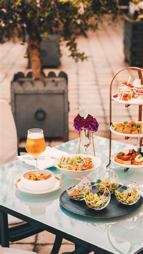 Squeeze the last drops of summer with your crew on the Oleander Terrace. ☀️ Our Sharing Menu for 4 is all about good food and good vibes - mini club sandwiches, steak tartare, Caesar salad, tuna tataki, croquettes with dried tomato & smoked shrimp, plus fries to keep it classic. Pair it with a signature cocktail and enjoy good vibes, golden sunsets and memories worth toasting to. 🍹 Because the best flavours are always better when shared 👉🏻 book your spot in advance: 01 45 666 33 Bar is open d