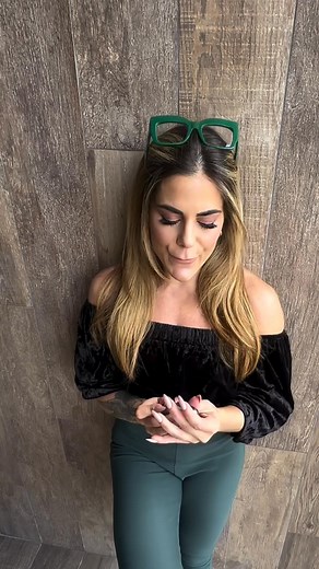 Te presentamos todos accesorios de la Style Switch: 👉🏻 Multiestilizador: con mango ligero, diseño ergonómico y generador de iones integrados para reducir el frizz y agregar brillo. 👉🏻 Secador ajustable: posee un diseño único con 3 opciones de flujo de aire. 👉🏻 Cepillo plano: desenreda, controla y mantiene el look. 👉🏻 Plancha: para estilos lisos y sedosos con la capacidad de llegar hasta la raíz sin hacer daños por el calor extremo. 👉🏻 Difusor: adaptable para todo tipo de rizos y longit