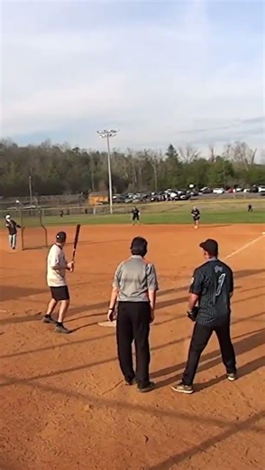 BATTER WITH A BACKSIDE SINGLE TO START THE GAME! #softball #baseball #usa #mlb #2026 #sports #shorts