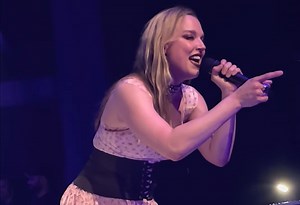 HALESTORM's LZZY HALE Opens Up About Her Experience With Anxiety And Impostor Syndrome