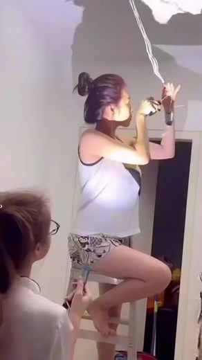 2 chị em, bật điện làm cho sáng 💣💣#xuhuongtiktok #2chiemtroll