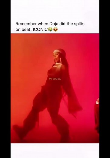 Doja Cat does the splits on beat 😍