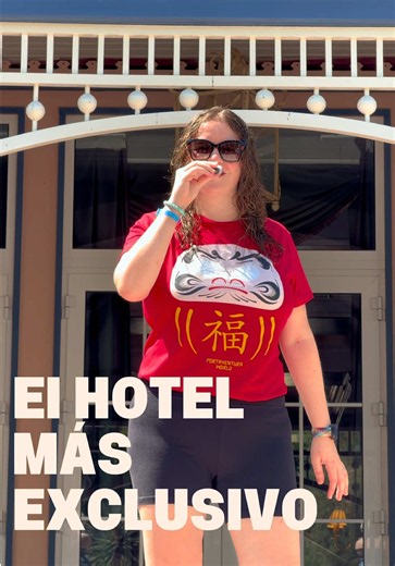 🏛️✨ Así es alojarse en el hotel más exclusivo de PortAventura Ubicado en la ciudad de Sullivan, Mansion de Lucy es un hotel ambientado en la época victoriana que te ofrece una experiencia realmente exclusiva. Con solo 29 habitaciones, cuenta con todo tipo de detalles: habitaciones muy amplias con dos camas o cama y sofá, baño con plato de ducha y bañera, agua, albornoces y hasta chocolate de regalo. 🍫✨ Y lo mejor: pulsera Express Unlimited durante toda tu estancia para disfrutar de las atracci