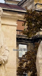 🎤 “Honestly, I love her but…” 🤫 Even statues have secrets to share! At Kossuth Lajos tér, the iconic figures of Hungary’s past seem to join this TikTok whispering trend. But what’s the real story behind these whispering statues? Let’s dive into history! 🇭🇺✨ 📍 The Kossuth Monument Unveiled in 1927, the striking monument in front of the Parliament Building honors Kossuth Lajos, one of Hungary’s greatest national heroes and leader of the 1848 revolution. The central statue portrays Kossuth him