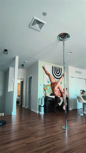 Static pole split #workoutroutine #workoutfromhome #poledance #polesport #polefit #danceworkout #workoutchallengeforwomen #polefittnessjourney #钢管舞 #钢管技巧 #polecontrol #lovepoledance #polecontrol