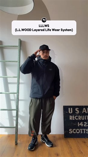 L.L.Wood on Instagram: "米軍のレイヤリングシステム ECWCS に着想を得て誕生した、LLLWS（L.L.WOOD Layered Life Wear System） 通称 エルワックス。 本日から一段と冷え込むということで、 ライフウェア視点のレイヤリングをご紹介します。 まずは半袖インナーの上に、ALMWのタートルネック。 ここまではあくまで日常の基礎。 その上に羽織ったのが、 米海兵隊 NB製 U.S.M.C. PT ランニングジャケット。 本来はトレーニング向けなので冬場はこれ一枚だと正直心許ない。 そこで重ねるのが、 イギリス軍 PCS サーマルスモックパーカー。 裏地には保温性に優れたマイクロフリースを使用しており、 これだけでも福岡の冬なら十分対応できます。 ただ、 「せっかく溜めた熱を逃したくない」 そんな気分の日は、 薄手で動きを妨げないGore-Texシェルをプラス。 防風性も高く、体感温度は一気に上がります。 一見するとやり過ぎに見えるかもしれませんが、 不思議と全体はまとまり、落ち着いた印象に着地する。 これが エルワックス的レイヤリング