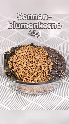 🌱 Rezept für gesunde Saaten-Cracker | Glutenfrei & Vegan 🌱 Auf der Suche nach einem gesunden, knusprigen Snack? Diese Saaten-Cracker sind voller Nährstoffe und super einfach zuzubereiten! 🌟 Perfekt zum Dippen, Belegen oder einfach so knabbern. ✨ Zutaten: Leinsamen: 1 Tasse (150g) Kürbiskerne: 1/3 Tasse (40g) Sesamsamen: 1/3 Tasse (50g) Sonnenblumenkerne: 1/3 Tasse (45g) Chiasamen: 1/3 Tasse (55g) Salz: 1 TL Pfeffer: nach Geschmack Thymian/Oregano: 1/2 TL Zwiebelpulver: 1 TL Knoblauchpulver: 1