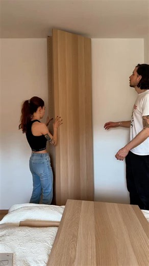 Dieses Upgrade kam echt genau zum richtigen Zeitpunkt! Kann nicht fassen, dass der pax erst jetzt dieses System bekommen hat. Die Rückwand ist fest montiert und man muss nicht erst umständlich den Korpus zusammenbauen und dann die Rückwand nageln. Man kann den Schrank jetzt einfach quasi alleine aufbauen. Im nächsten Video zeige ich euch, wie man Schubladen auf die Unterste Stelle montieren kann trotz Türscharnieren, das war ja bisher eine weitere Schwachstelle vom Ikea pax Korpus 🥰👌🏼 Gemütli