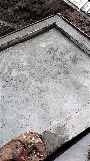 How to pour concrete and create the bottom edge of a pool #construction #shortvideo #houseconstru...