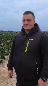 2.2M views · 23K reactions | Rolnik spod Sandomierza oddaje za darmo paprykę. Dlaczego zdecydował się na taki krok? Posłuchajcie naszej rozmowy z Maciejem Siekierą. Plantacja znajduje się kilkaset metrów od remizy OSP w Gałkowicach. Obok budynku należy skręcić w drogę gruntową. | Tygodnik Nadwiślański | Facebook