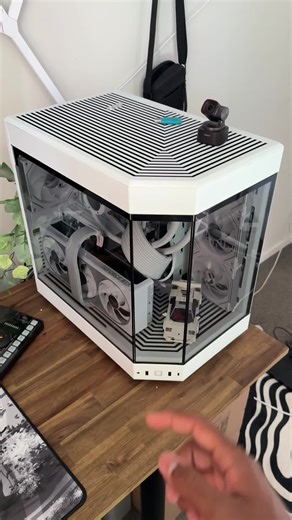 ATT (@aryatechtips) - Exploring the Hyte Y60 Gaming Setup with Three Fans