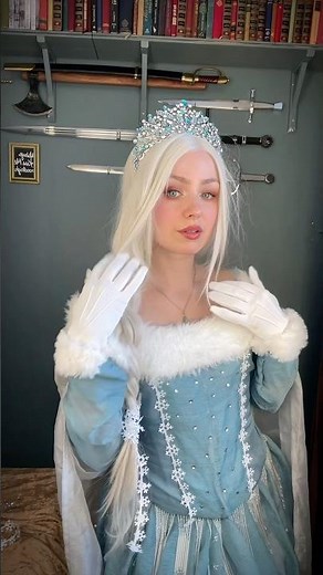 Elsa ❄️ Crown by SWEETV - use HELGA15 to save $ ✨ Wig by @JBEXTENSION #elsa #frozen #cosplay