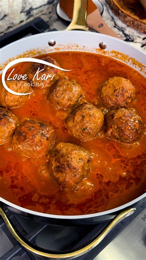 When it comes to authentic Mexican comfort food… nothing beats Albóndigas al Chipotle (chipotle meatballs) 😋 Tender on the inside and covered in a delicious chipotle sauce, you’re going to love these! 🥰 ALBONDIGAS AL CHIPOTLE INGREDIENTS: For the albondigas: ► 2 lbs. ground beef ► 1/4 white onion ► 1 jalapeño ► Small bunch of cilantro ► 1 minced garlic clove ► 1 egg ► 1 tsp garlic powder ► 1 tsp black pepper ► 1 tsp salt ► 1/2 tsp cumin For the salsa: ► 3 roma tomatoes ► 1/4 white onion ► 2 ga