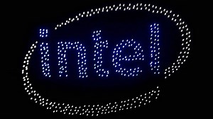 Intel'in 500 drone'la hazırladığı büyüleyici ışık gösterisi rekor kırdı [Video]