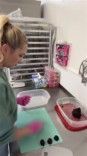 Late nights in the shop getting everything ready for Valentine’s Day 💗 24 dozen cake pops today, lots of restocking, cleaning, and a quiet close — normally we do this as a team, but tonight it was just me. So grateful for busy days, full cases, and being able to do what I love. See y’all next week 🤍 #CakeBallerina #BakeryLife #SmallBusinessOwner #WomenOwnedBusiness #BehindTheScenes