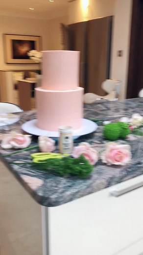 The making of a flower cake#cakedecorating #desserttable #flowerscake #mirnacakes
