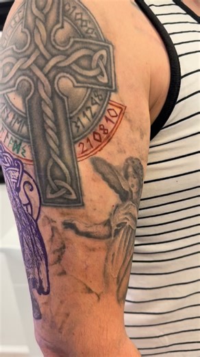 Daniel’s kunde havde nogle gamle tatoveringer han var blevet lidt træt af, og spurgte om han kunne dække dem/friske dem op Selvfølgelig kan vi det Hvad synes du om resultatet? Er du interesseret i noget lignende kan du kontakte daniel via Facebook og Instagram @daniel.lykke.artwork  #tattoo #silkeborg #tatovørsilkeborg #blackandwhite #nordisktattoo #tatovering #blæk #vikingtattoo | Magoo tattoo | Facebook