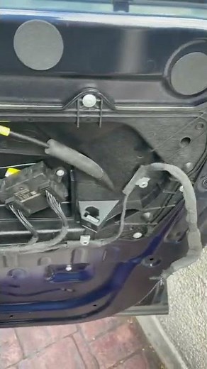 Range rover evoque 2015 - Driver Door lock latch replacement - Part 4