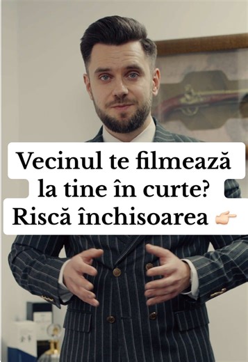 Dacă vecinul te filmează în timp ce te afli în curtea ta, nu este un simplu conflict de vecinătate, ci o încălcare clară a legii penale. Curtea unei locuințe este considerată spațiu privat, iar filmarea unei persoane aflate într-un astfel de spațiu, fără consimțământ, constituie infracțiunea de violare a vieții private, potrivit art. 226 Cod penal. Nu este necesar ca filmarea să fie publicată pe internet. Simpla captare a imaginilor, fără drept, este suficientă pentru existența infracțiunii. Fap