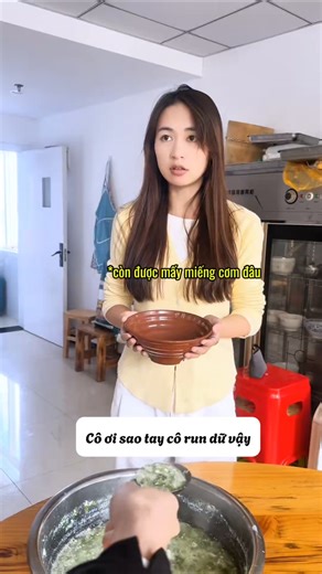 Bàn tay run rẩy của cô nhân viên căn tin #shorts