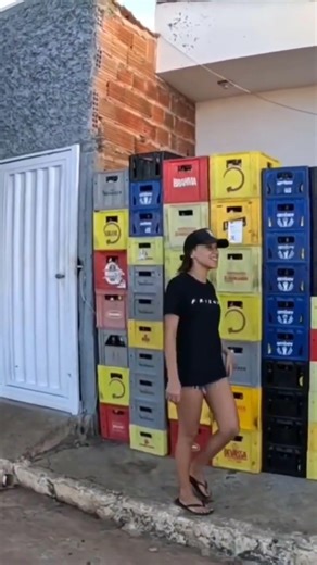 Muro de caixa de cerveja. Será que tá cheia ou vazia ? #memes