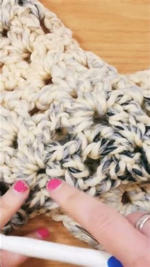 Crochet | Écharpe douillette pour l'hiver au motif iris | Apprendre le crochet