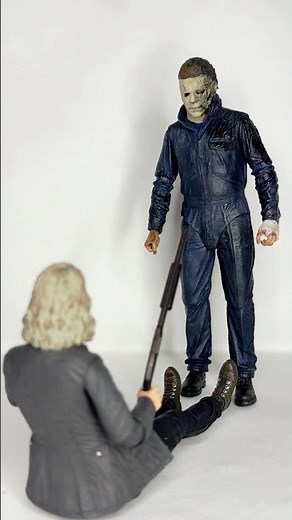 Michael Myers stares down Laurie Strode #neca #halloween #lauriestrode #horrorcollector