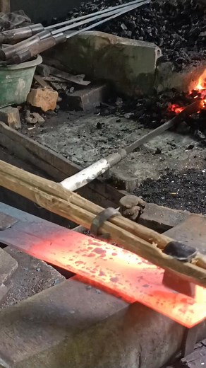 The iron must be burned first, this technique is useful for softening the iron so that it is easy to carve and cut. #blacksmith #steel #tools #iron #traditional | Haryati | Facebook