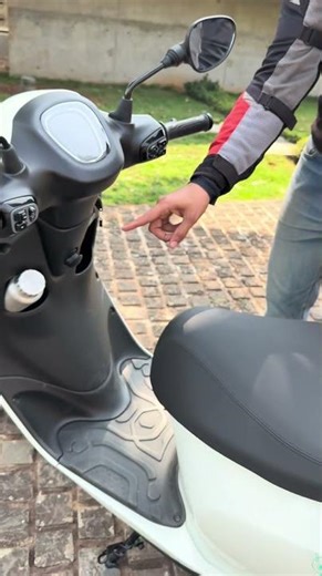 Bajaj Chetak C25 Storage Test I Can it fit a helmet & daily essentials? I BikeWale