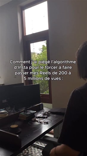 Voici comment BOUSCULER ton algorithme ↓ Il y a seulement 1 an, ce compte se sentait invisible 😠 ❌ Pas d’audience. ❌ Peu de vues. ❌ Aucune stratégie claire. Juste moi à publier tous les jours, en espérant que quelque chose fonctionne (et devienne viral). Et oui, j’ai tout essayé : Audios tendance. Engagement à fond. Hashtags Mais toujours… rien. Juste le vide C’est là que j’ai compris : Les petits créateurs ne peuvent pas grandir comme les gros. Il nous faut un plan différent. Alors j’ai créé u