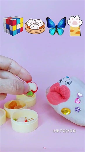 Guozi eats colorful cube jelly!
