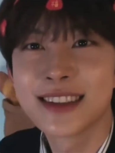 小さい頃から、ずっと一緒だった 従兄弟だから、当たり前みたいに隣にいて、 当たり前みたいに笑って だけど、いつからだろう その「当たり前」が、少しだけ苦しくなったのは 好きになった時点で、もうだめだってわかってた 従兄弟なんて、 普通は好きになる相手じゃない だから俺はずっと、気付かないフリをしていた 「また来てんの？」 ソファに座り、スマホを見たまま言う 『暇なんだもん』 『ゴヌもどうせ暇でしょ？ㅎ』 そう言って、○○はいつも通り俺の隣に座る 距離が近い 昔からずっとそうなのに、最近はそれだけで心臓がうるさい 「.....○○、近い」 思わず言うと、 『なに、嫌なの？ㅎ』 って○○は笑う 嫌なわけないだろ むしろ、ずっとこのままでいいって思ってる でも、そんなこと言えるわけない 「別に」 そう言って、視線を逸らした きっと○○は少しも俺のことを男して意識してないんだ _____ ある日、学校で変な噂を聞いた その名前を聞いた瞬間、 頭の中が一瞬真っ白になった 俺は笑いながら聞き流したけど、 その日は胸の奥がずっとざわついていた 放課後も、帰り道も ずっとそのことばかり考えてしまう も