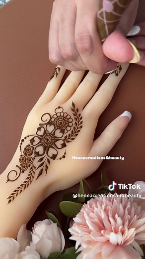 #Mehndidesigns #mehndisimpledesign #hennadesigns❤️ #hennacreationsandbeauty #hennaartistry #hennadesign😍 #simplehennatutorial #hennatutorialsimple #minimalhennadesign