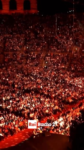 🎶 Gli anni d'oro del grande Real gli anni di Happy days e di Ralph Malph🎶 Max Pezzali canta "Gli anni" sul palco del #TIMMusicAwards!😎 Vivi i TIM Music Awards 2025 con Radio2, radio ufficiale dell’evento!📻 | Rai Radio2