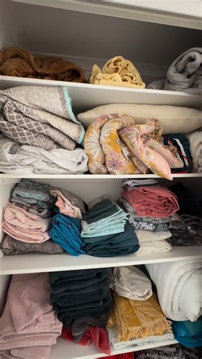 ✨ Let’s talk linen cupboards ✨ One of the most underrated spaces in the home — yet one that feels so good when it’s organised. Whether you love investing in baskets, tubs, and beautiful storage solutions… or you prefer to keep it simple with a solid folding technique and clearly defined zones — there is no right or wrong way to organise your linen cupboard. Some people like everything hidden in matching containers. Others like easy-to-grab stacks of towels, sheets, and spare bedding. And guess w