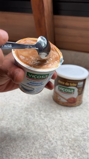 Produtos Viçosa on Instagram: "Onde tem Minas Gerais no meio, não tem como dar errado, né? 🔺✨ Entramos na trend do momento, mas do nosso jeito: com aquele toque do @docedeleitevicosaoficial. Se a versão “original” parece boa, imagina essa aqui! 🤤 Dica de ouro: teste com o seu sabor favorito (tradicional, com coco, cacau ou café), e o melhor, dá pra usar o potinho como porção individual e cada um fazer o seu preferido! Quem resiste a um trem desse? Marca a gente e conta o que achou! 😊🤎 #Japan