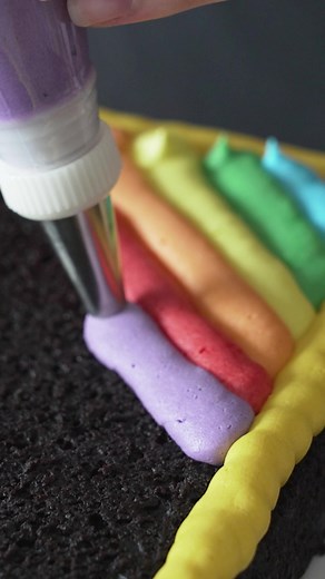 🖍️Am I the only one who feels nostalgic at the smell of #Crayons??? #Childhood in a box! 🎨💕Happy 64th birthday @crayola I'm so honored to be a part of celebrating a true icon! #64countcrayonbox #crayola #art #cake #crayolapartner