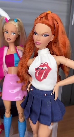 Jugando con las Barbies: La Rosa de Guadalupe y Comedia en Tulum