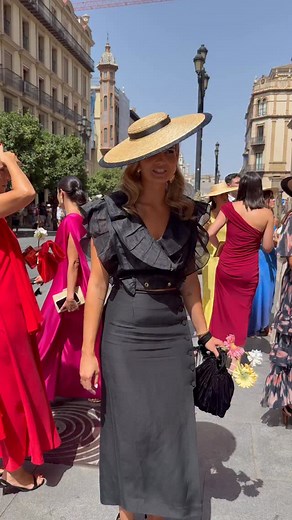 260K views · 9.5K reactions | ✨Invitada ideal :elegancia en negro , pamela impecable y la seguridad de un look donde menos es más. Un look que deslumbra sin esfuerzo . Solange Aude Tarditti ✨✨✨✨#invitadaideal #bodaconestilo #elegancia #elegancianatural #weddingguestlook #modanupcial #estiloconclase #bodasespaña #tendenciainvitadas #pamelasperfectas #estilo | Solange Aude Tarditti | Facebook