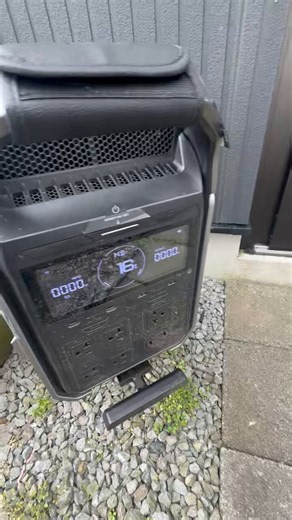 EcoFlow DELTA Pro 3をAC 200Vで充電してみた記載通り200V入力中はAC100V/AC200Vで出力不可ちなみに100V入力ならパススルーが出来るEcoflow専用のACハイパワーケーブル接続時と同じ動作をする模様（専用ケーブル要らなくない？）