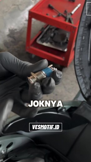 Part 2 JOK VESPA MATIC OTOMATIS, PENCET TOMBOL JOK LANGSUNG KEBUKA‼️ • FULL VIDEO KLIK LINK DI BIO MAN 👌 Follow Us : @vesmotif.id @vesmotif.id @vesmotif.id Direct By: 😎Artist Mechanic : @rizkiich 📸Videographer/Editor : @_achonk_ 📍Place : Serangga Hitam Garage #SpecialPenyakitKronis 🤝JASA INSPEKSI PEMBELIAN VESPA MATIC JAKARTA🔻🔻🔻 🔑BIKIN KUNCI COKLAT VESPA MATIC Klik Link Di Bio 📩Contact : vesmotif.id@gmail.com #reels #vespa #vespamatic #vespaindonesia #vespagram #vesmotif #servicevespam