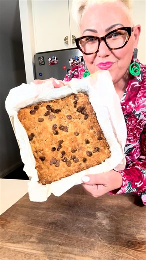 Stephanie Joy de Sousa on Instagram: "🍪 Easy Oat Slice in Minutes! 🍪 All my recipes are on my website - Easy Recipe Gang.🍴 This is the sweet little snack I’ve been making on repeat lately, my Easy Oat Slice! 🙌 It’s quick, customisable, and made with ingredients you probably already have at home. Perfect for school lunchboxes, tea time, or a guilt-free dessert that doesn't take forever to make. Mix in your fave goodies like choc chips, shredded coconut, or sultanas and make it your own! 💫 It