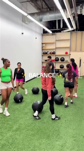 healthy queen meets feral queen 😭🤝 #gymtok #ravetok #balance #gymravers #bootcamp