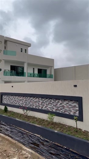 A VENDRE: BINGERVILLE 🏚️🏠 2 VILLAS DUPLEX HAUT STANDING DE 7 PIÈCES Documents : ACD disponible COMMODITÉS : EN HAUT 🛏️1 CHAMBRE PRINCIPAL AUTONOMES AVEC BALCON 👚👚 DEUX DRESSING 🛁JACCUZI 🛏️🛏️ 2 CHAMBRES ENFANTS AUTONOMES 📺 1 SALON PRIVÉ. 🪑🪑1 PENTHOSE AUTONOME EN BAS 🛏️1 CHAMBRE VISITEUR AUTONOME. 🛋️1 SALON AVEC SALLE A MANGER 🍔CUISINE EUROPÉENNE ÉQUIPÉE AVEC UNE PORTE CLARITE COULISSANTE 🍗CUISINE AFRICAINE 🚙 GARAGE DE DEUX VÉHICULES 🚪🔌PORTAIL ÉLECTRIQUE TÉLÉCOMMANDÉE 📹 CAMERA D