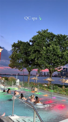 QC Spa NY: relajación con vista al atardecer de NYC