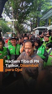 Eks Mendikbudristek, Nadiem Makarim, tiba di Pengadilan Negeri Jakarta Pusat (PN Jakpus) untuk menjalani sidang tindak pidana korupsi. Dia akan mendengarkan putusan hakim yang akan dibacakan pada Selasa 30 Juni 2026 pagi ini. Ia disambut oleh para driver ojol yang ada di depan PN Jakpus. Nadiem jadi terdakwa dalam kasus dugaan korupsi program digitalisasi pendidikan berupa pengadaan laptop Chromebook dan Chrome Device Management di lingkungan Kemendikbudristek tahun 2019–2022. Sebelumnya, ia dit