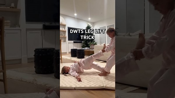 Twins attempting the DWTS move 💃🏼 #dwts #whitneycarson #leglift